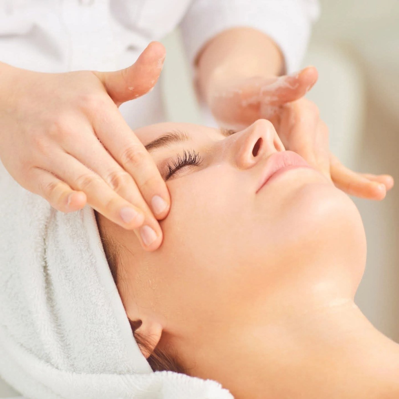 Gesichtsbehandlung bei AAMAR Beauty Care: eine Kundin entspannt bei einer sanften Massage
